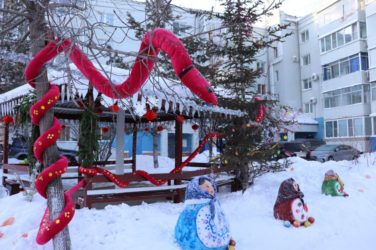 Жители Благовещенска создают новогоднюю атмосферу, украшая дворовые территории