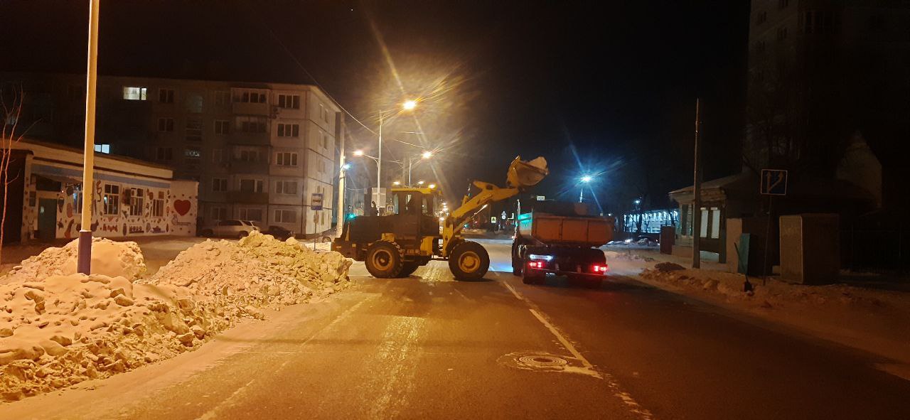 В Благовещенске ГСТК убрал снег возле детской поликлиники и женской консультации