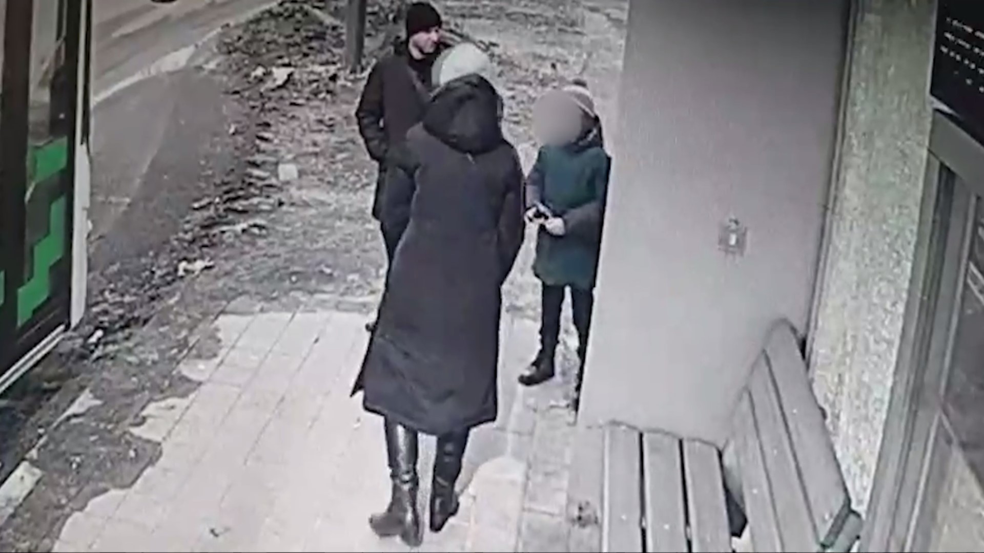 Несовершеннолетний вандал рогаткой разбил стекло на городской автобусной остановке