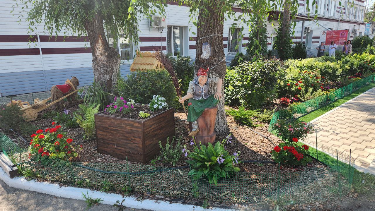 Необычный цветник появился в Благовещенске в районе базы ОПС
