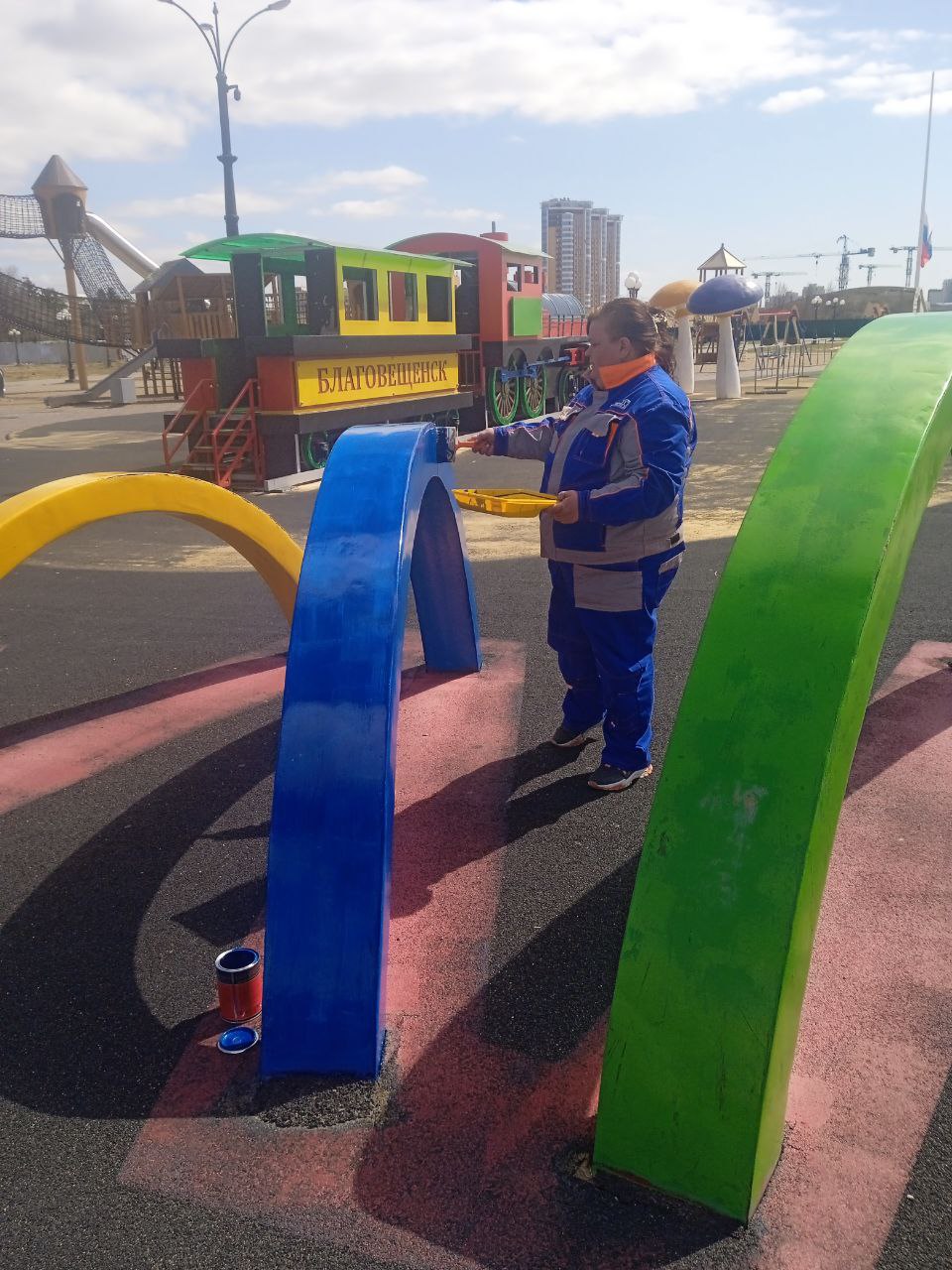 ГСТК ремонтирует покрытие на детской площадке в Благовещенске
