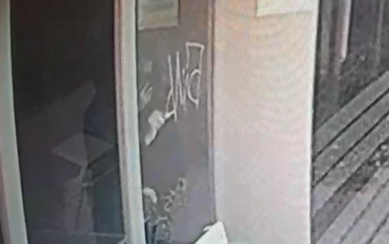 В Благовещенске неизвестные «художники» изрисовали остановку