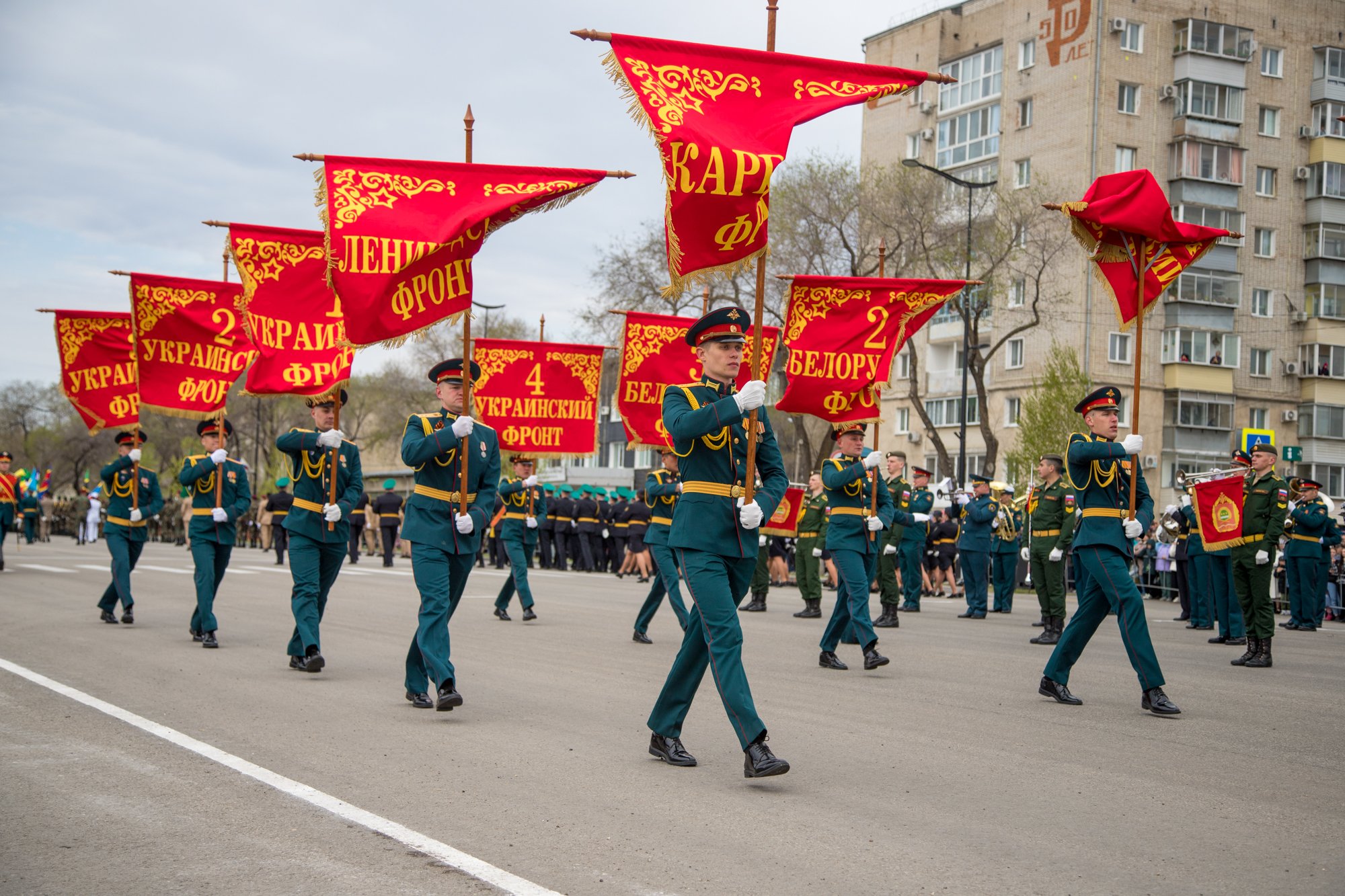 Почти 2 тысячи благовещенцев, военная и ретротехника прошли парадом в День Победы 