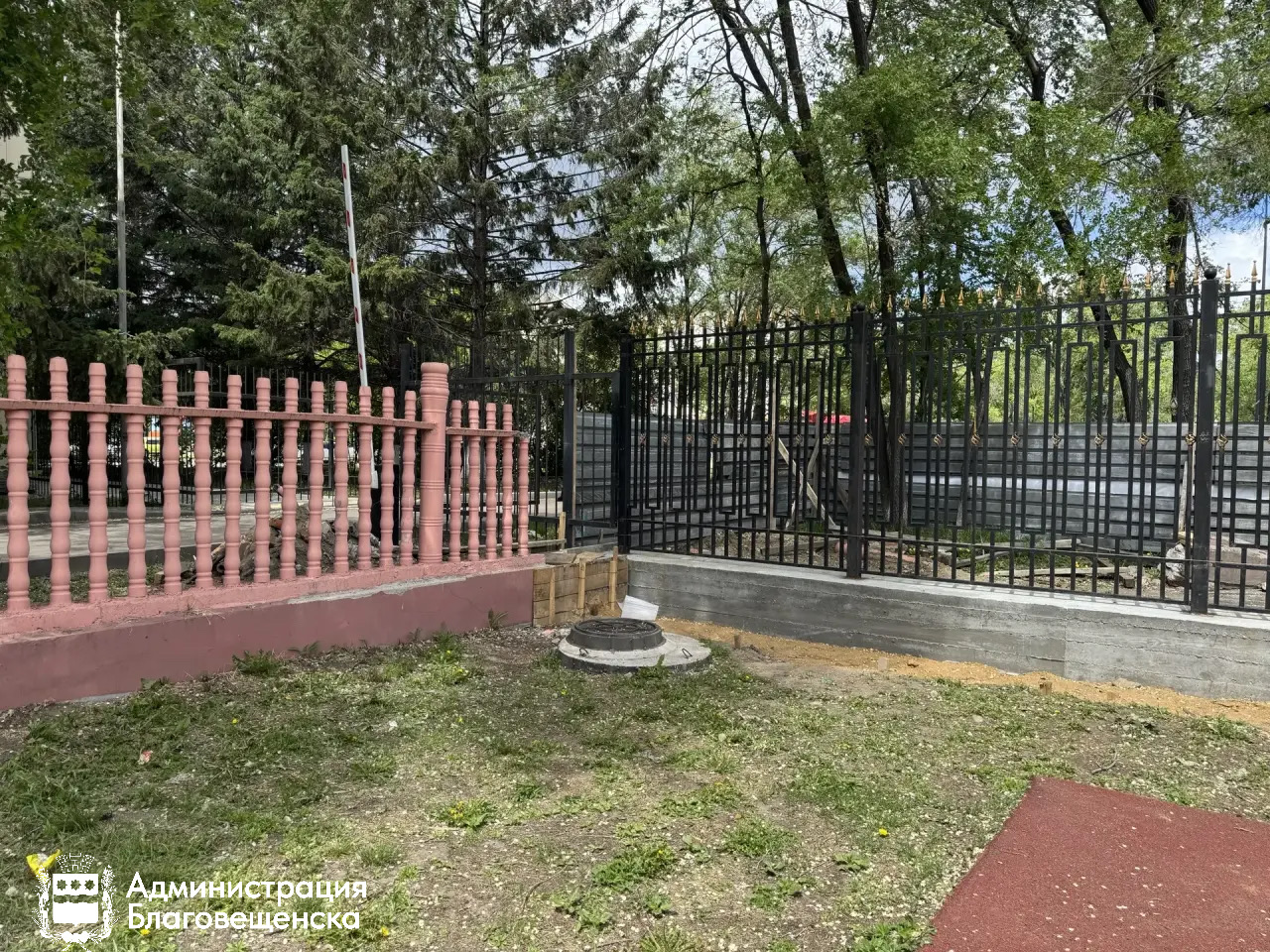 В Алексеевской гимназии начали устанавливать забор и готовятся к укреплению фундамента пристройки