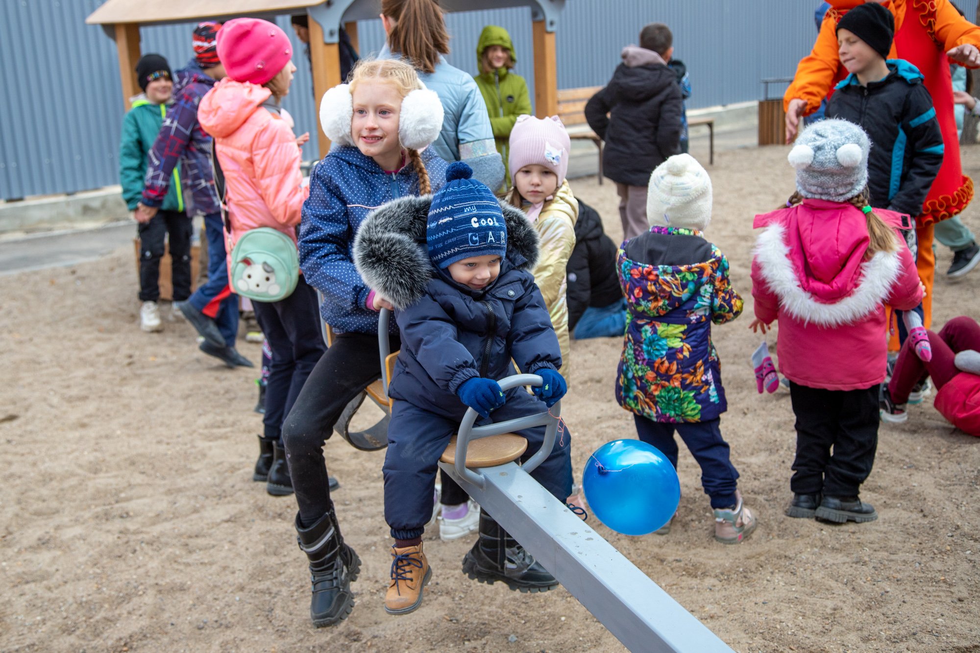 Жители Моховой Пади получили современную игровую площадку