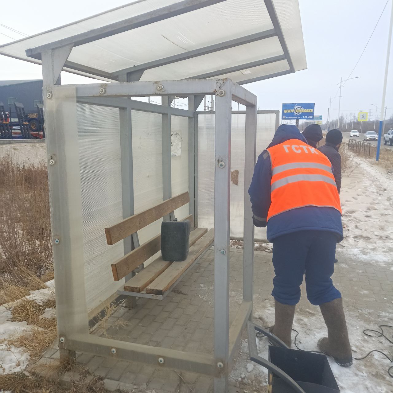 ГСТК очистил дорогу к памятнику казакам-первопоселенцам и отремонтировал остановку
