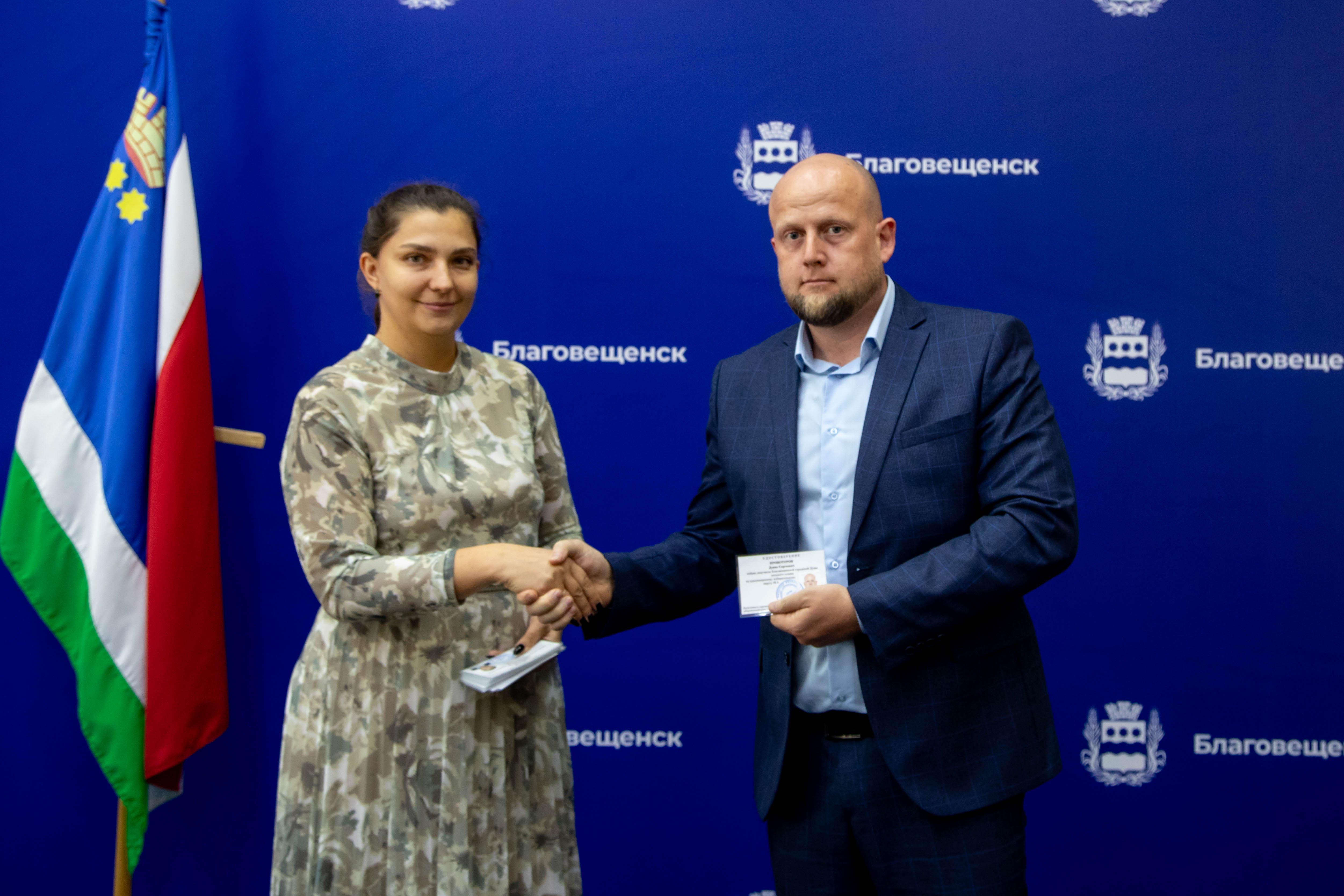 «На вас теперь большая ответственность перед жителями областного центра!» Представители ТИК Благовещенска поздравили новоизбранных депутатов гордумы