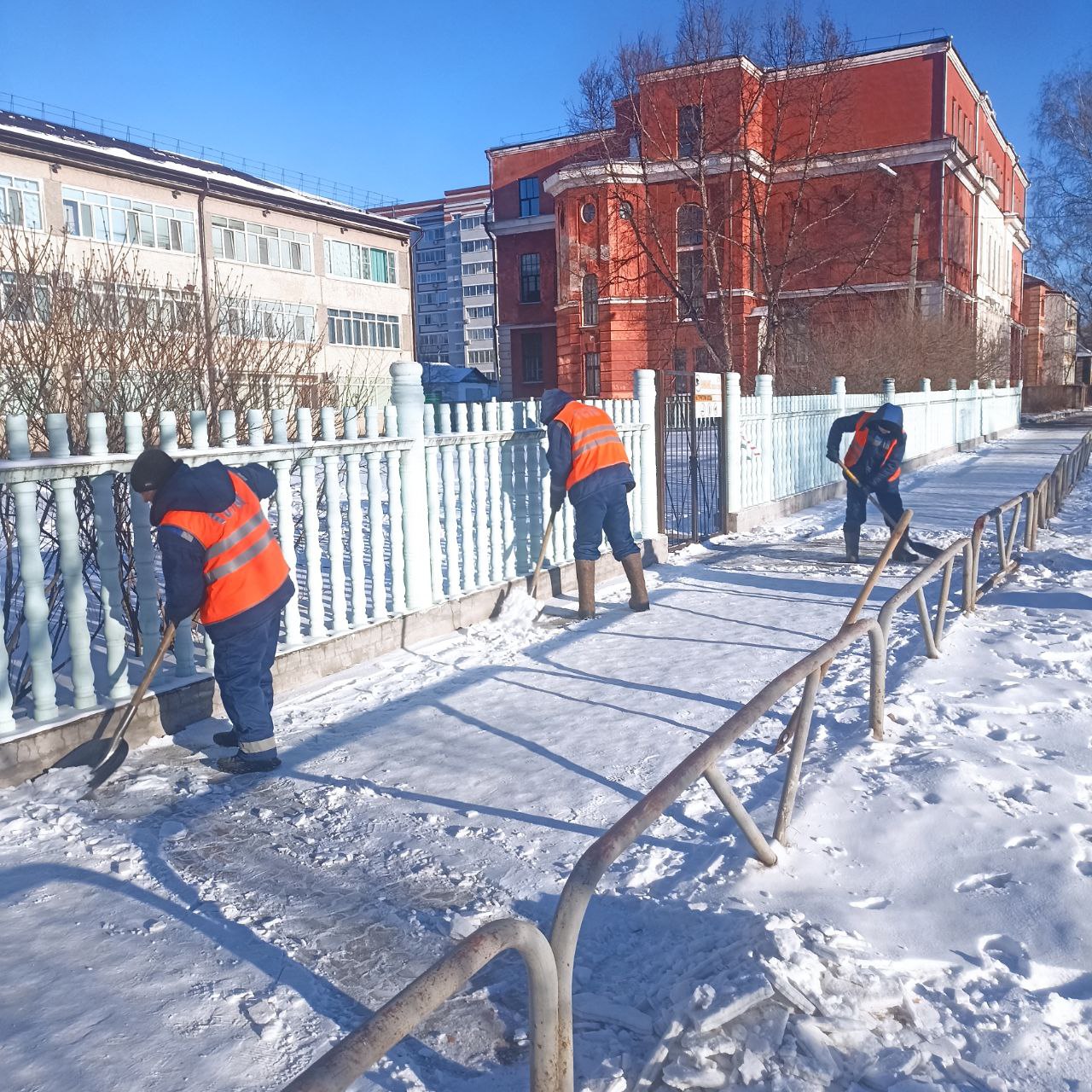 ГСТК очищает дороги Благовещенска в две смены