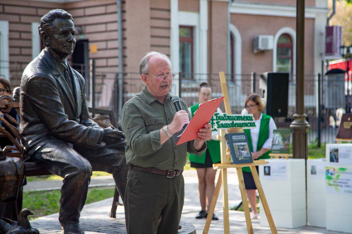 «За заслуги перед городом Благовещенском»: престижной награды удостоился известный амурский писатель