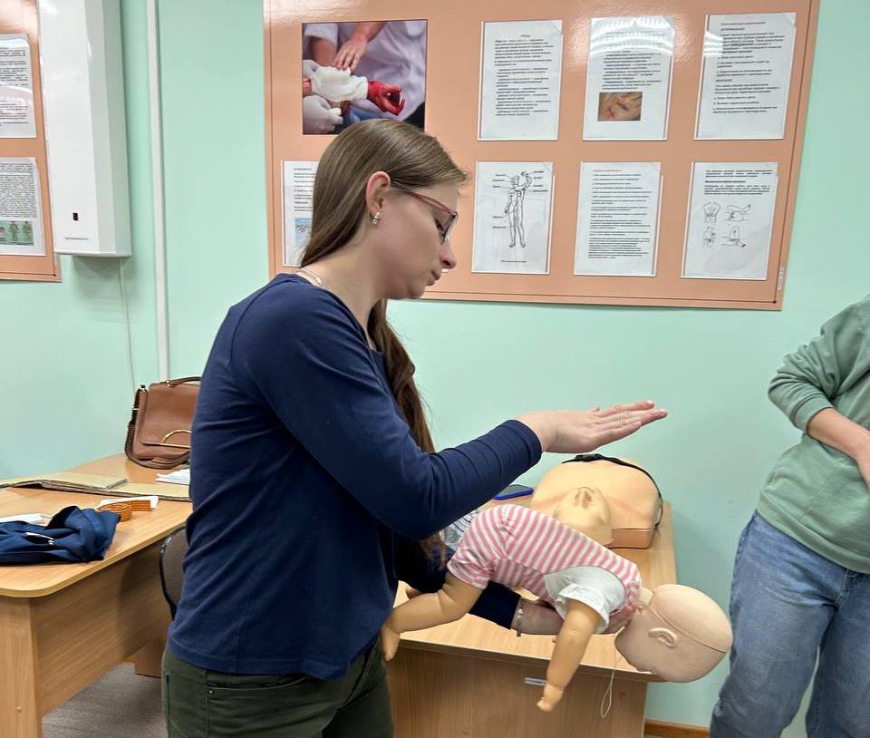 Молодым родителям в Благовещенске наглядно показали, что делать, если ребенок подавился