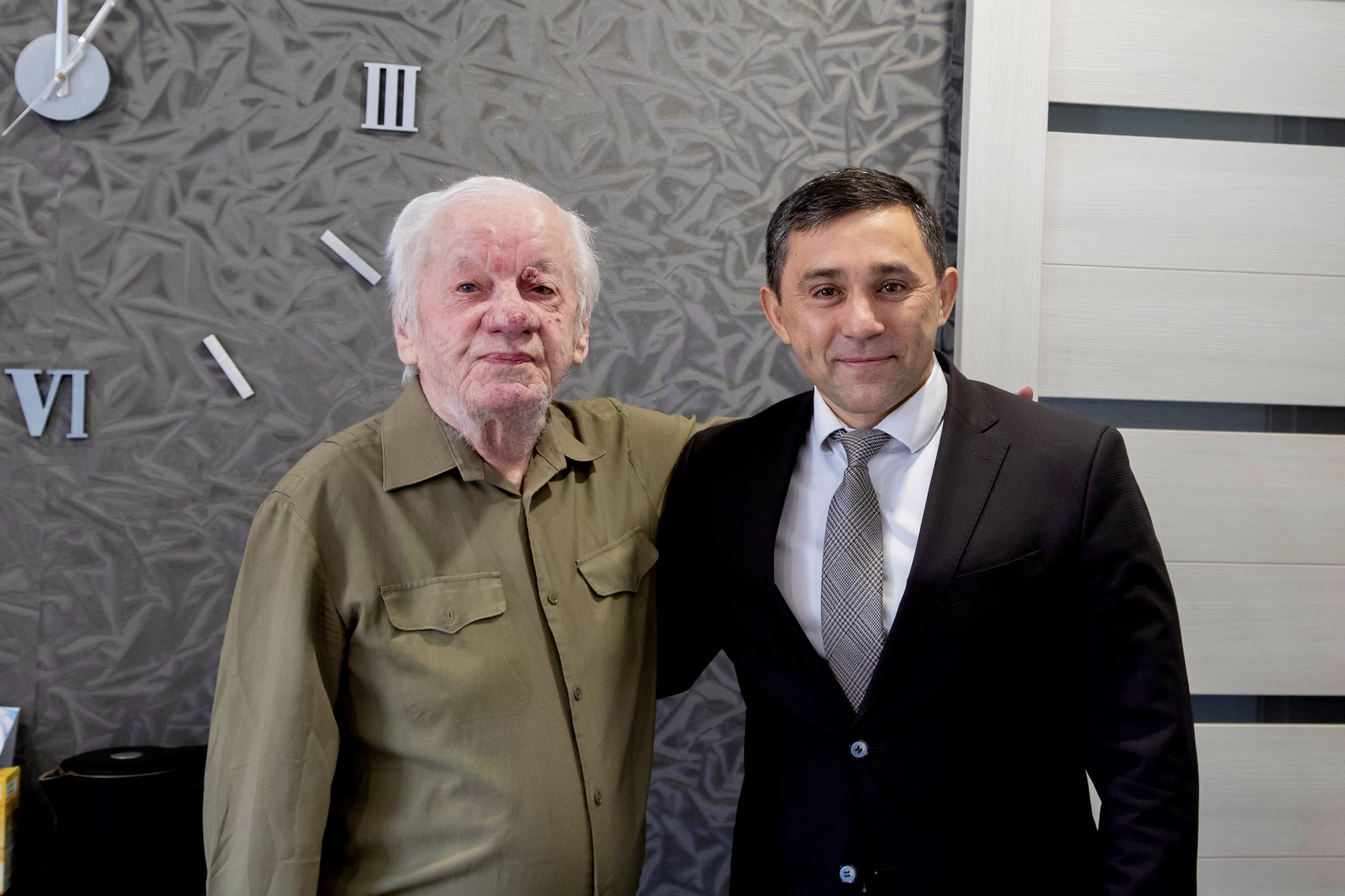 Мэр Благовещенска Олег Имамеев поздравил блокадника Валерия Великоборца