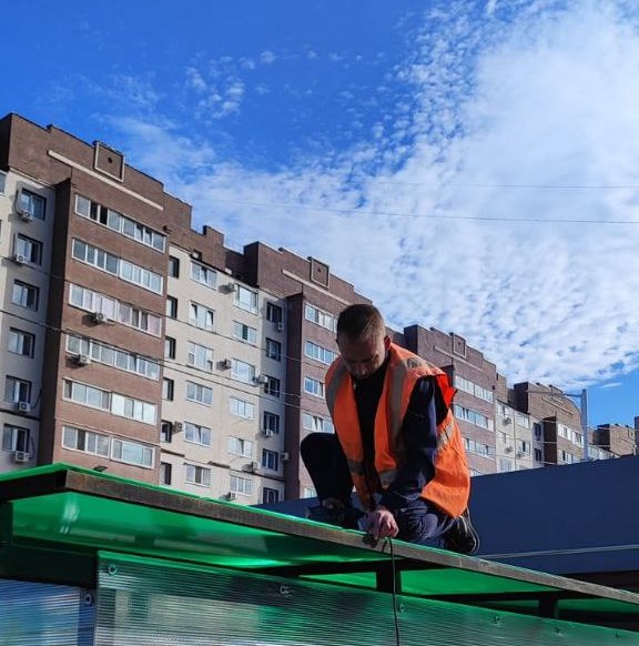 У остановки в отдаленном районе Благовещенска поехала крыша