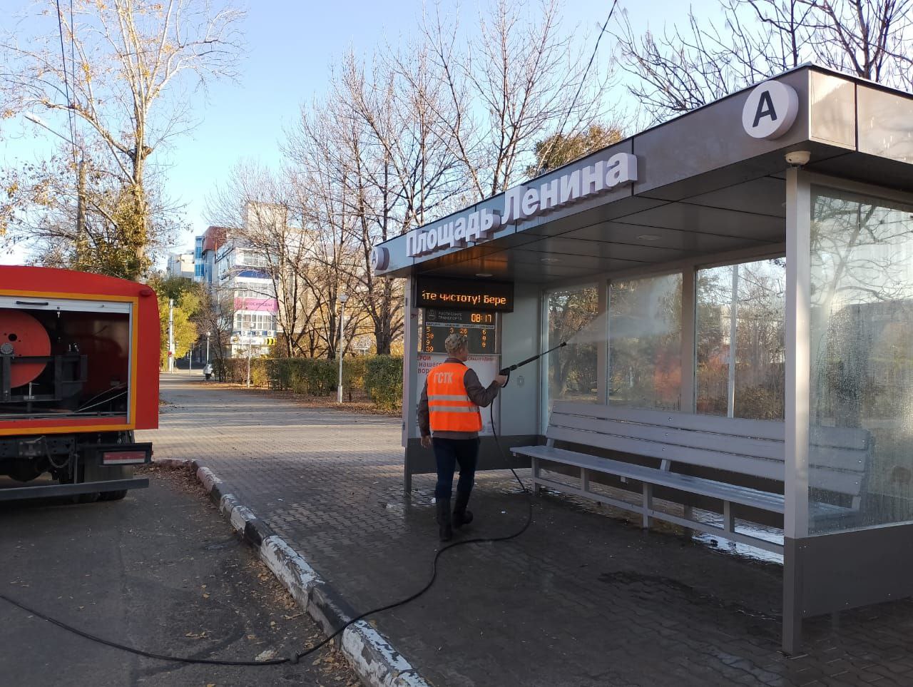 В Благовещенске обновляют дорожную разметку и моют остановки 