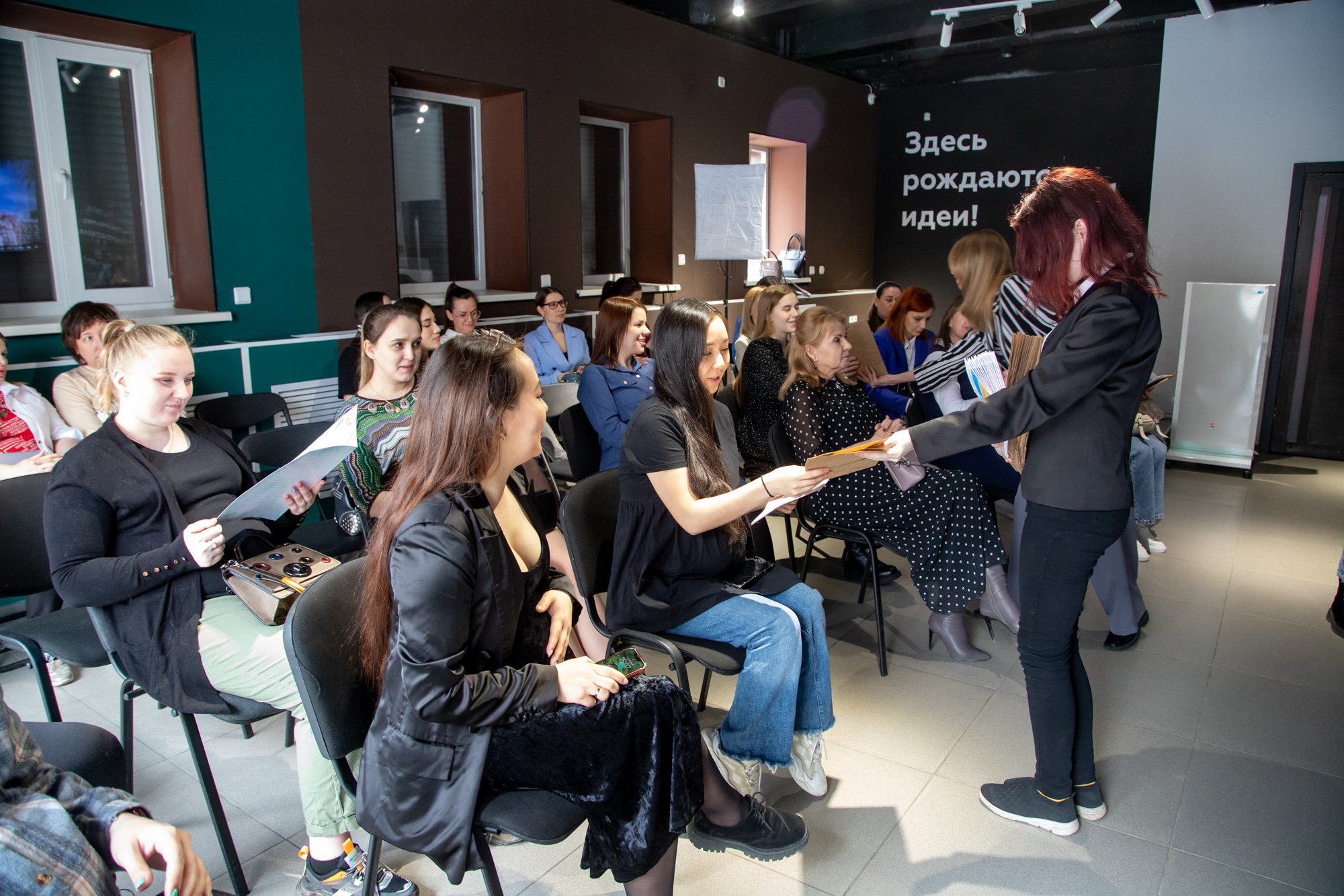 Беременным благовещенкам рассказали о пользе аэробики, о питании и воспитании