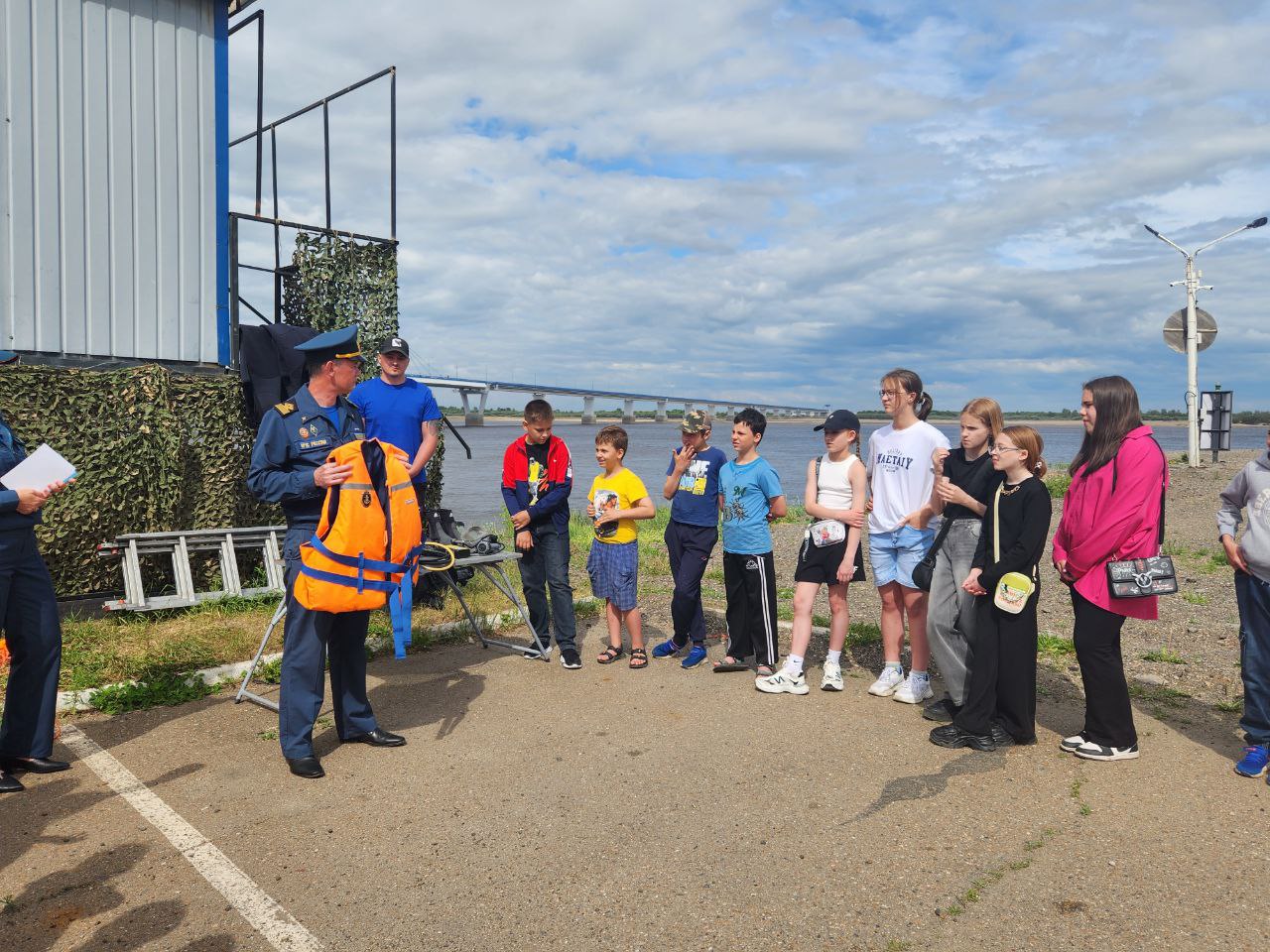 Благовещенские спасатели учат детей безопасному купанию