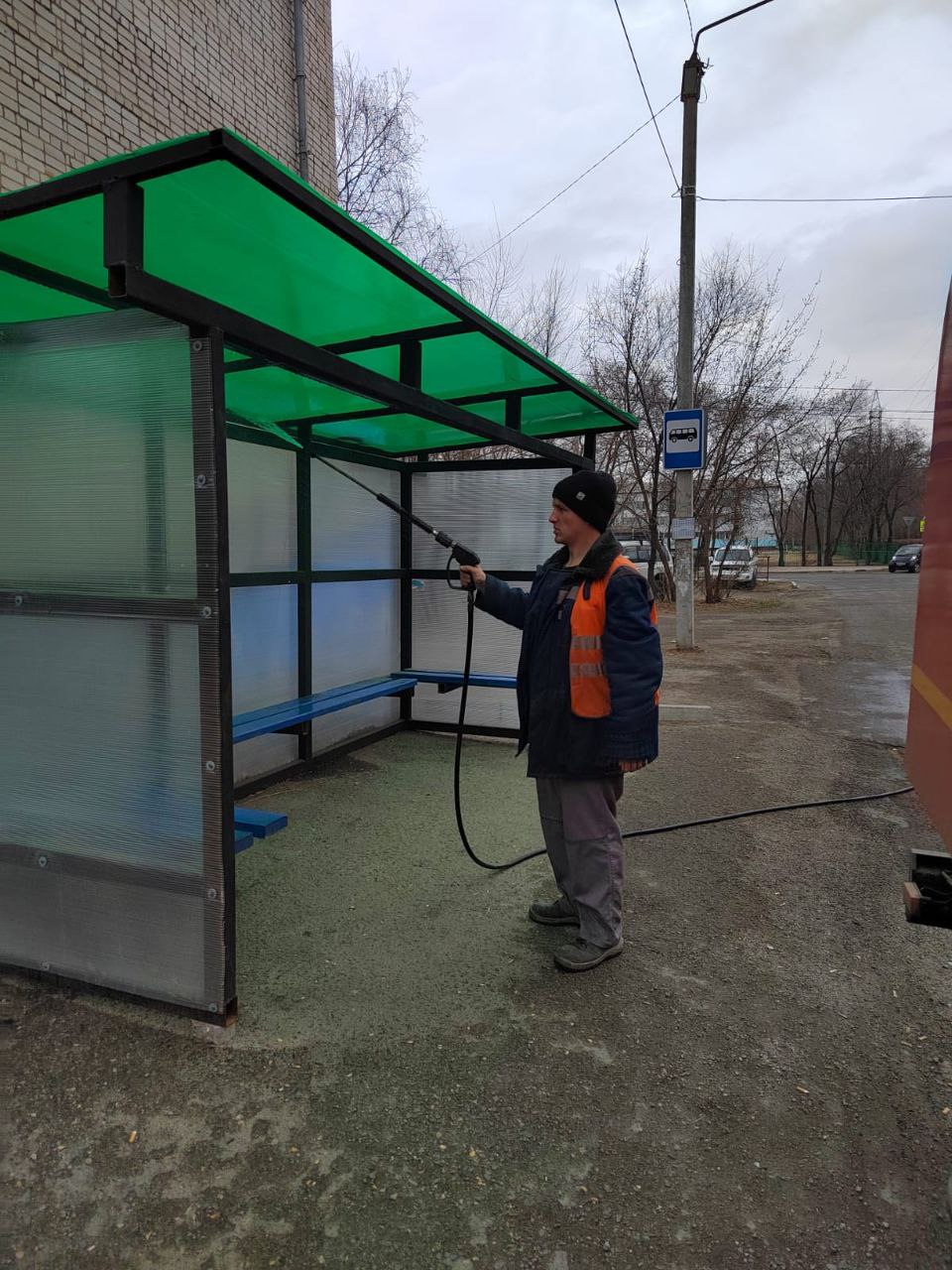 ГСТК моет остановки, ровняет дороги и чистит обочины