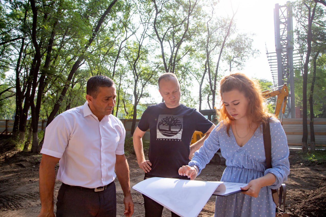 Зону тихого отдыха благоустраивают в Благовещенске 