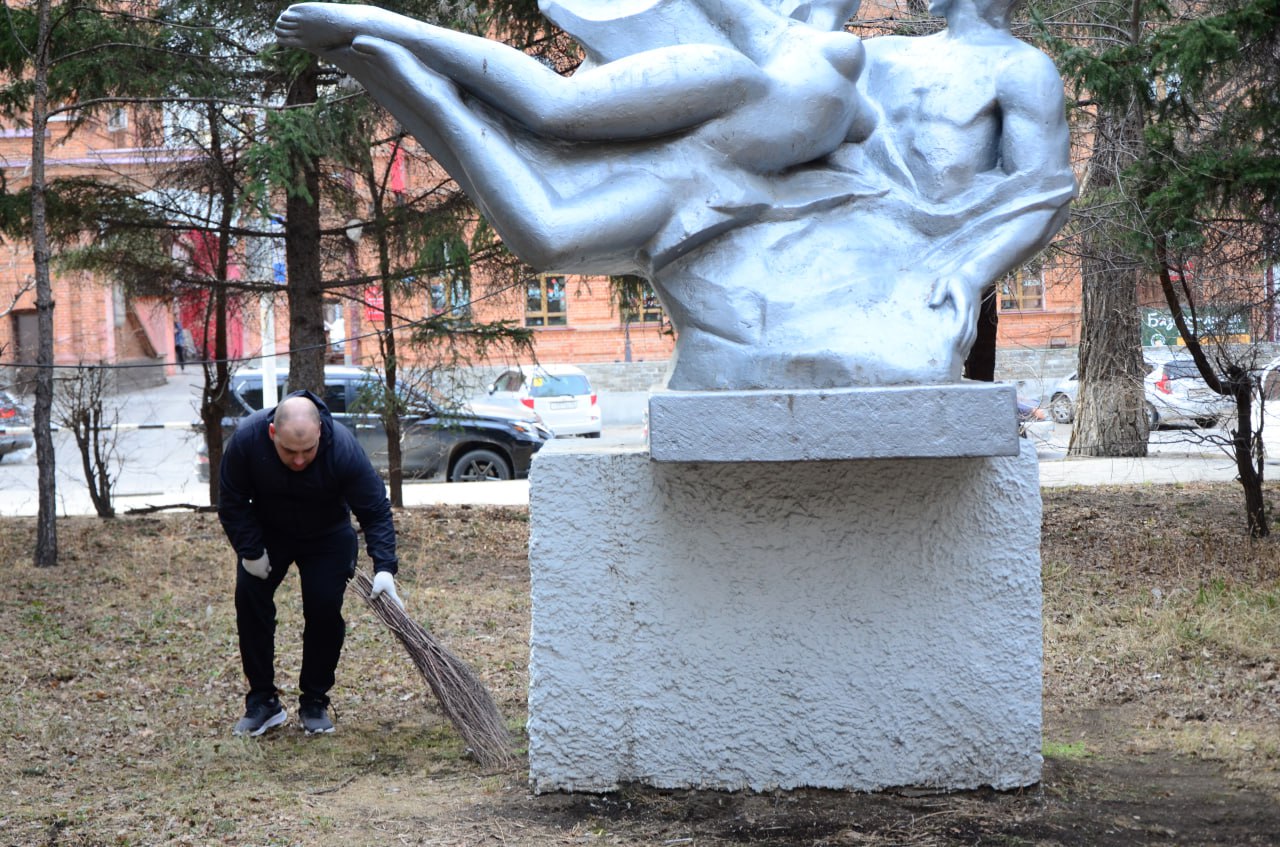 Возле "Амура и Зеи" в Благовещенске собрали порядка 30 мешков мусора