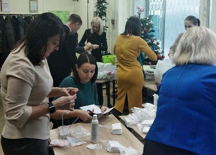 Объединены общей целью: команда администрации Благовещенска пришла на помощь мастерицам «Фабрики для СВОих» 