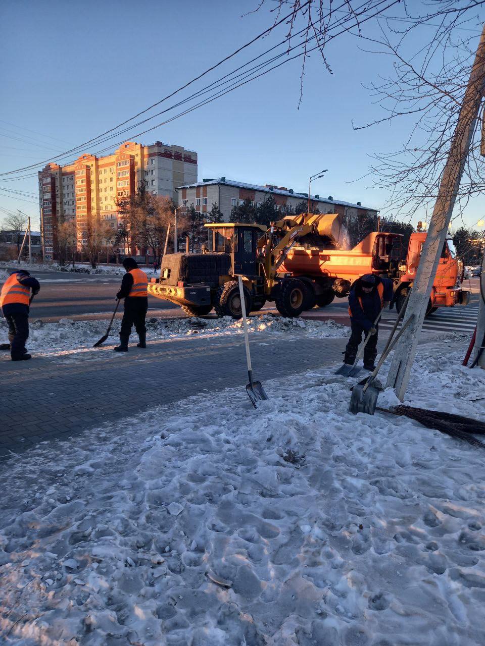 В Благовещенске ГСТК продолжает очищать остановки от снега