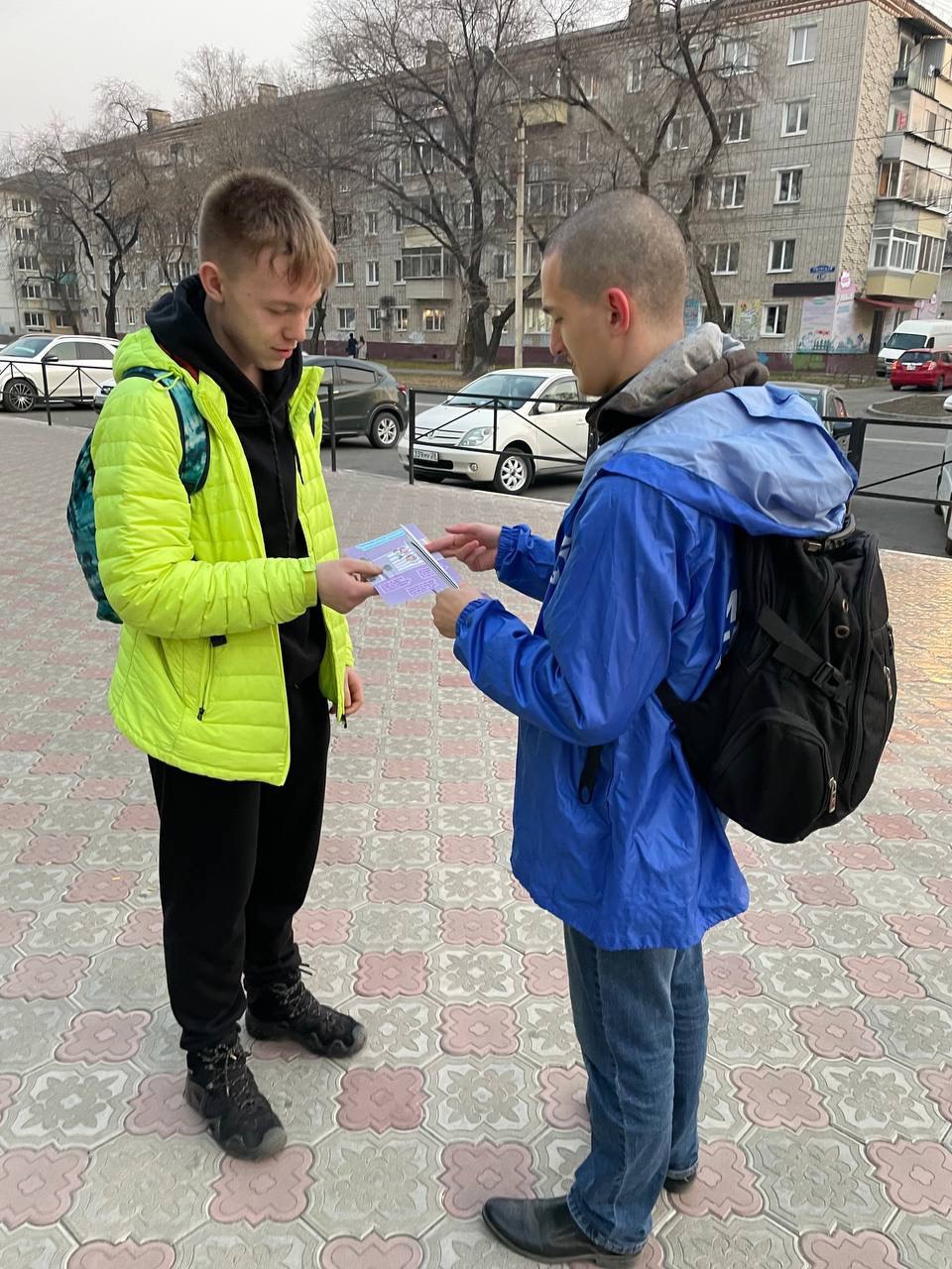 В преддверии всемирного дня памяти жертв ДТП молодогвардейцы провели акцию «браслет безопасности»