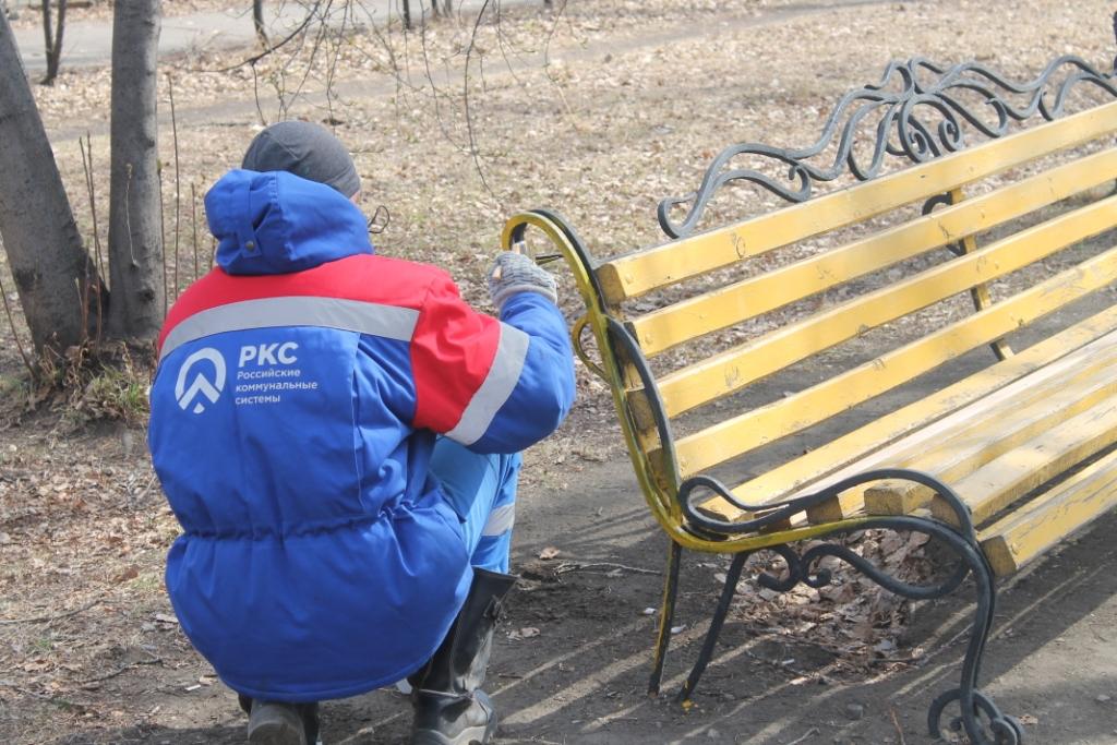 В Благовещенске коммунальщики провели субботник в сквере, претендующем на благоустройство в следующем году