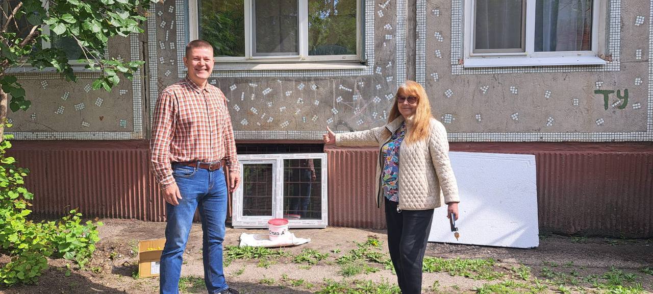 В Благовещенске установили окна в подвалы одного из домов