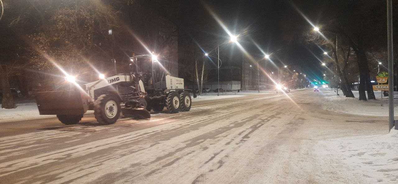 Благовещенские магистрали «избавляются» от снежного наката и наледи