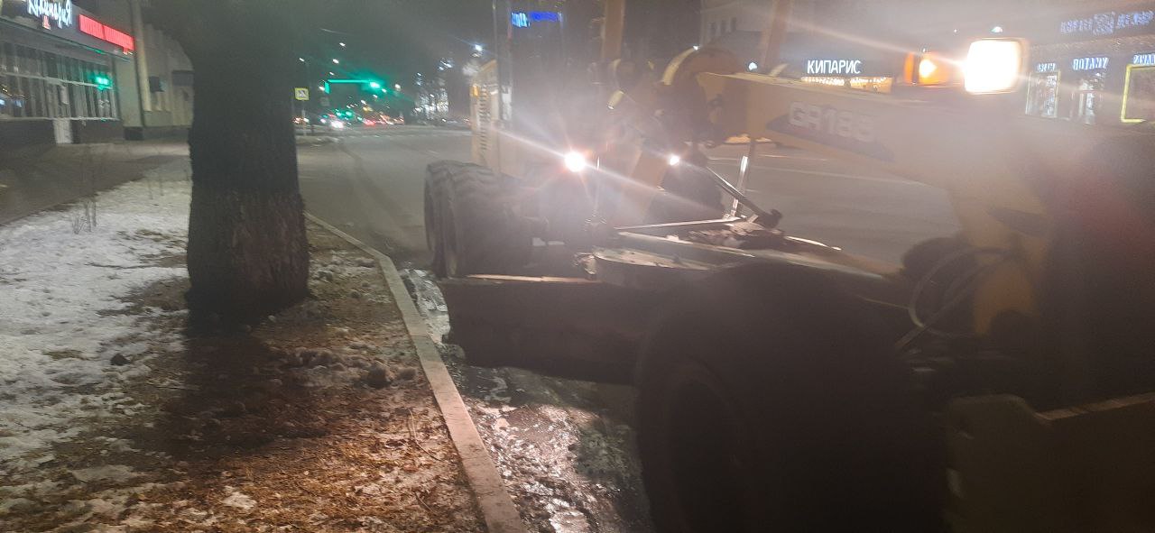 Демонтаж рекламы и чистка тротуаров: к дневной смене приступили почти 20 коммунальщиков 