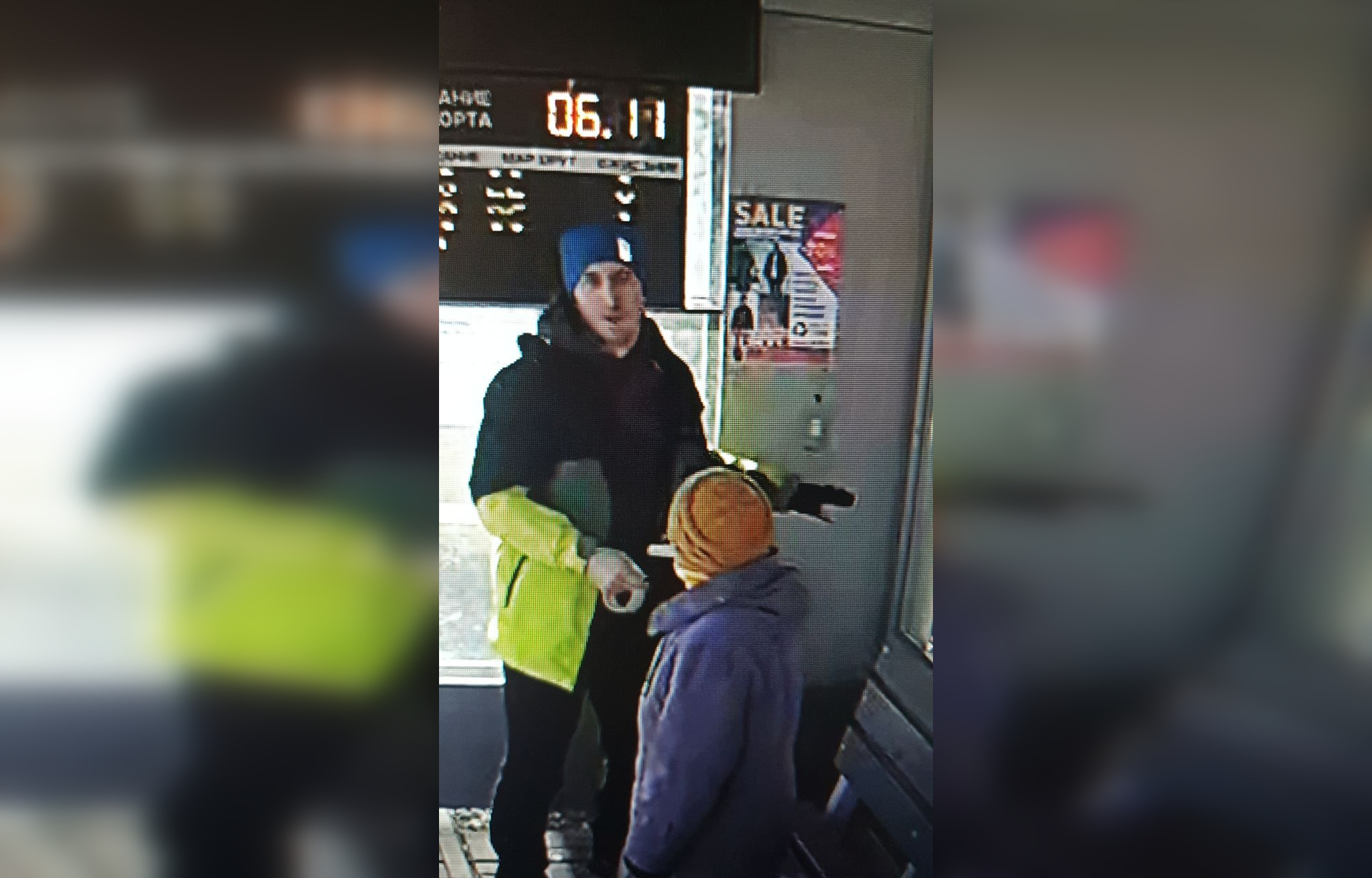 В Благовещенске камеры сняли расклейщиков, портящих новые остановки 