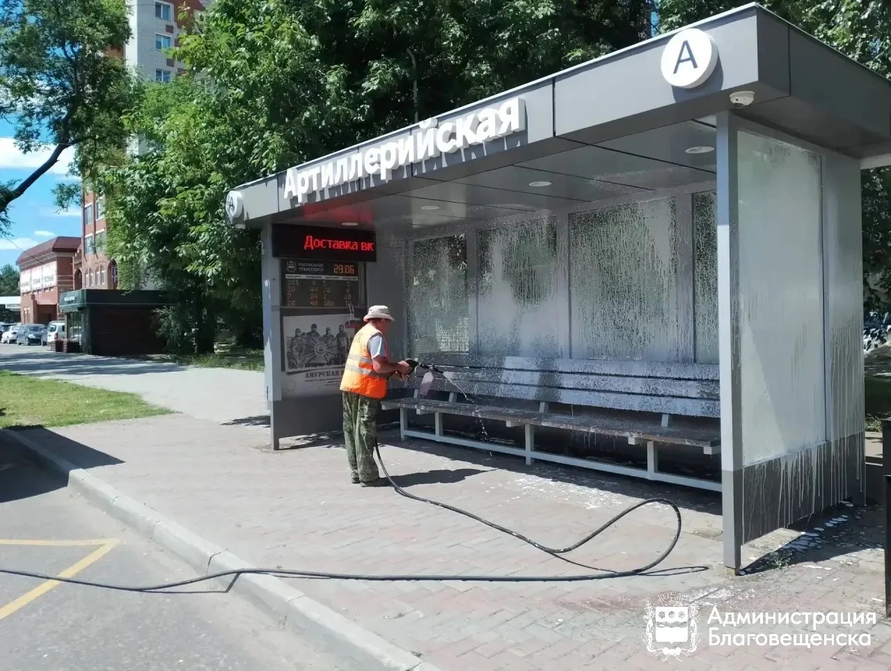 Почти за два летних месяца коммунальщики очистили больше сотни участков «прилотковок» 