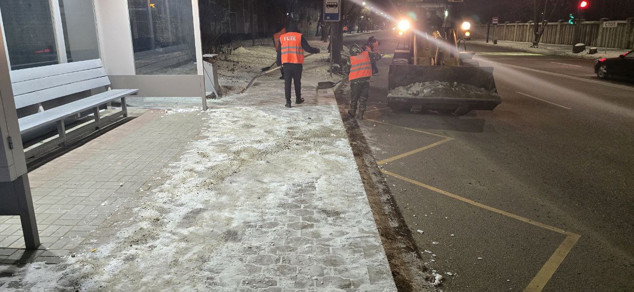 Борьбу со снегом и наледью в Благовещенске ведут в круглосуточном режиме