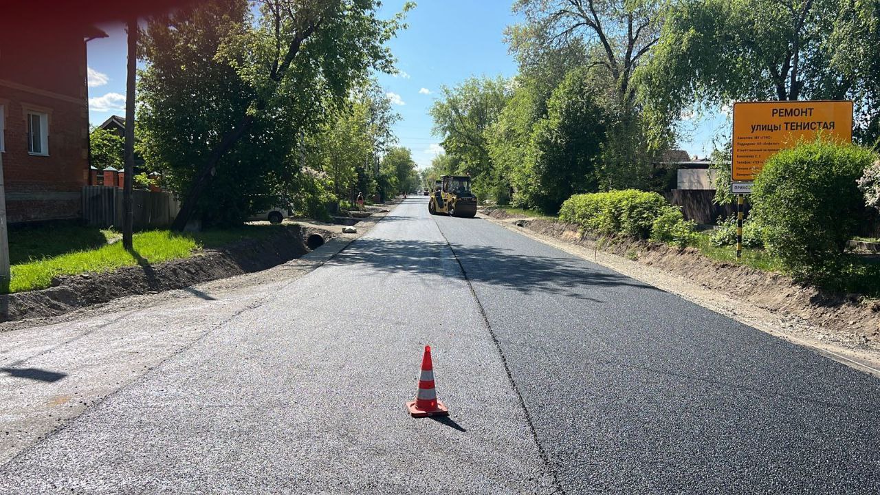 На Тенистой в Благовещенске укладывают финальный слой асфальта 