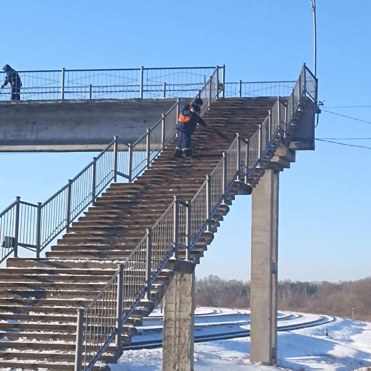 В Благовещенске по просьбам горожан почистили путепровод в Моховой Пади