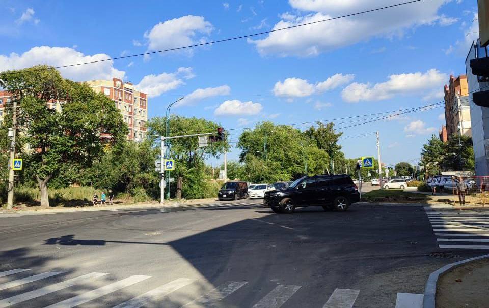 На улице 50 лет Октября в Благовещенске уложили новую тротуарную плитку 