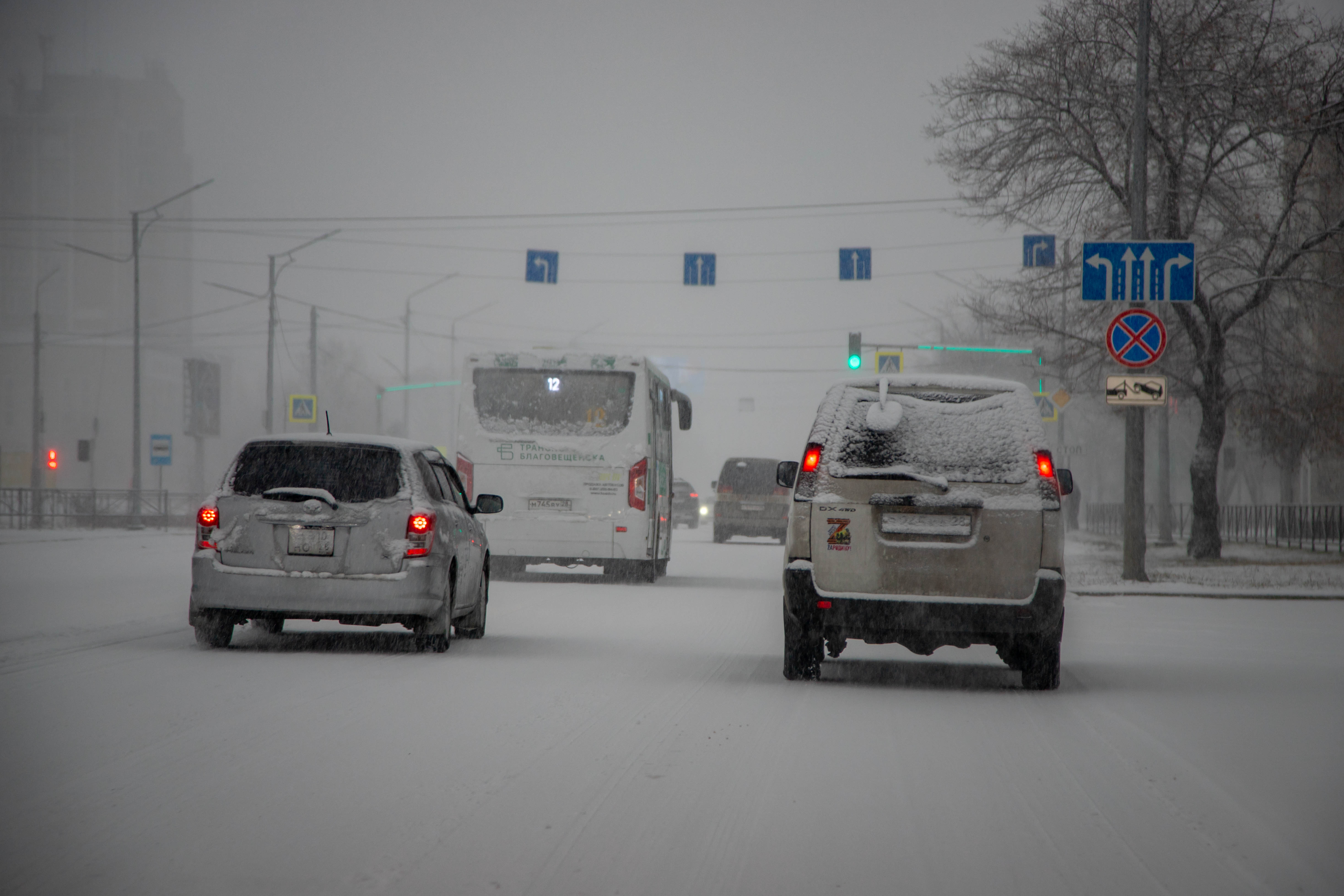 Благовещенские магистрали обрабатывают специальным солевым раствором в преддверии снегопада