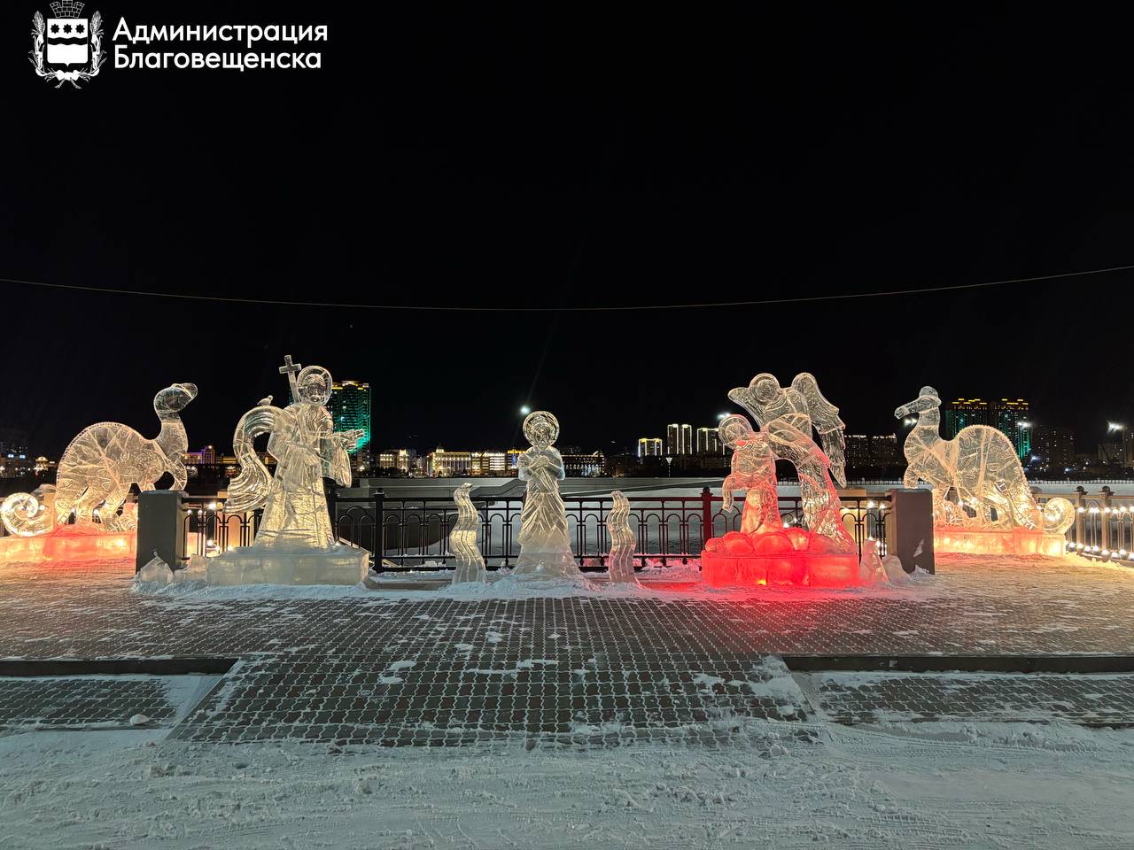 Амурозавры на Крещении: на «Пограничном» пляже появилась необычная ледяная композиция