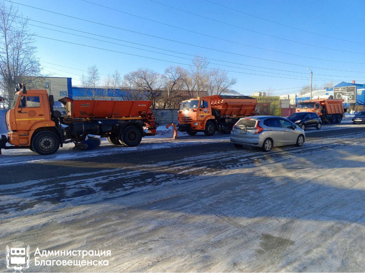 Почти семь тысяч тонн снега вывезли за неделю с улиц Благовещенска