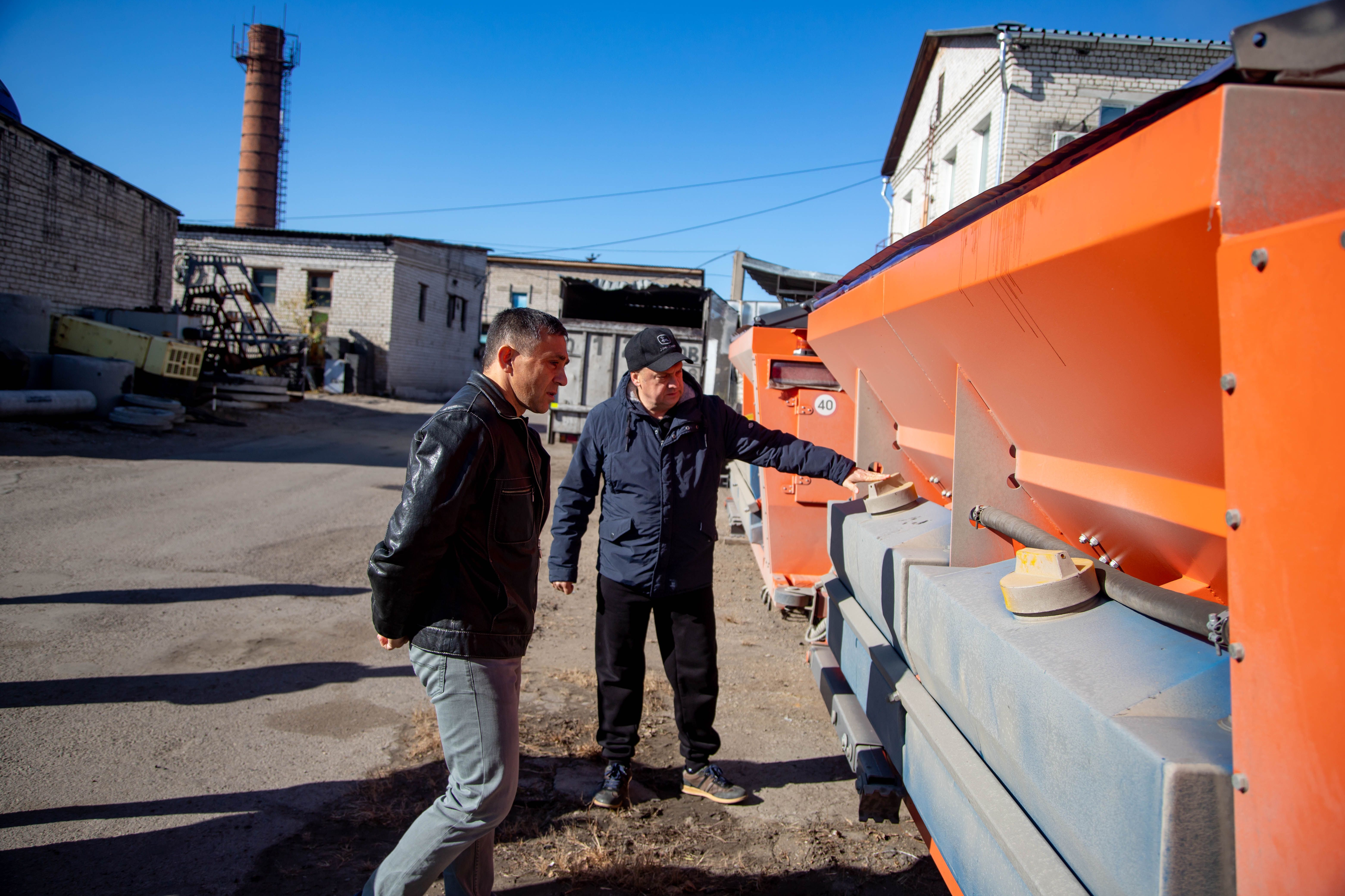 Около 40 единиц техники будут расчищать Благовещенск от снега днем и ночью