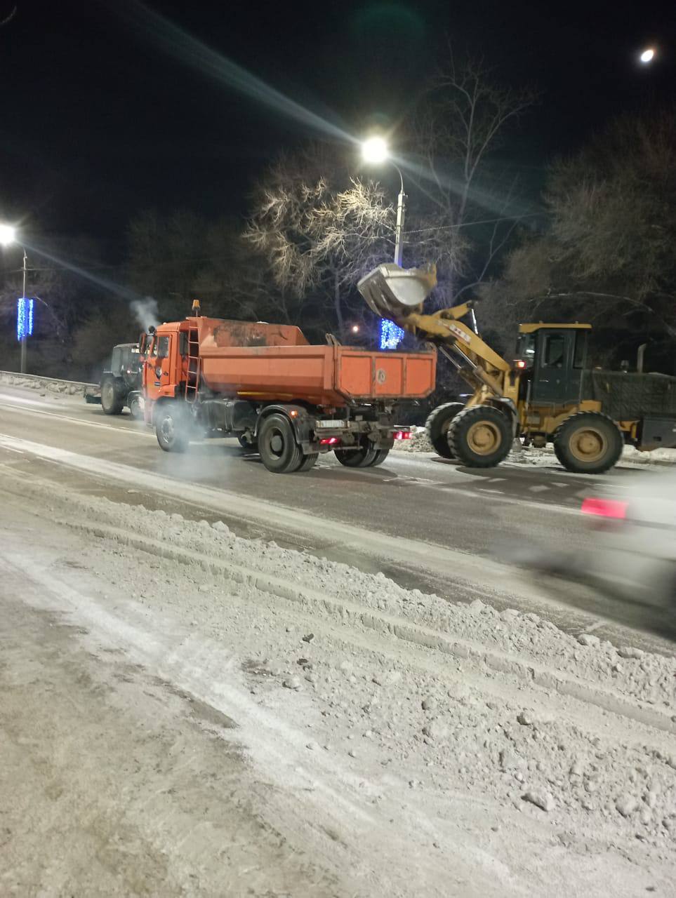 По Артиллерийской, Новой и Студенческой рабочие ГСТК очищают тротуары