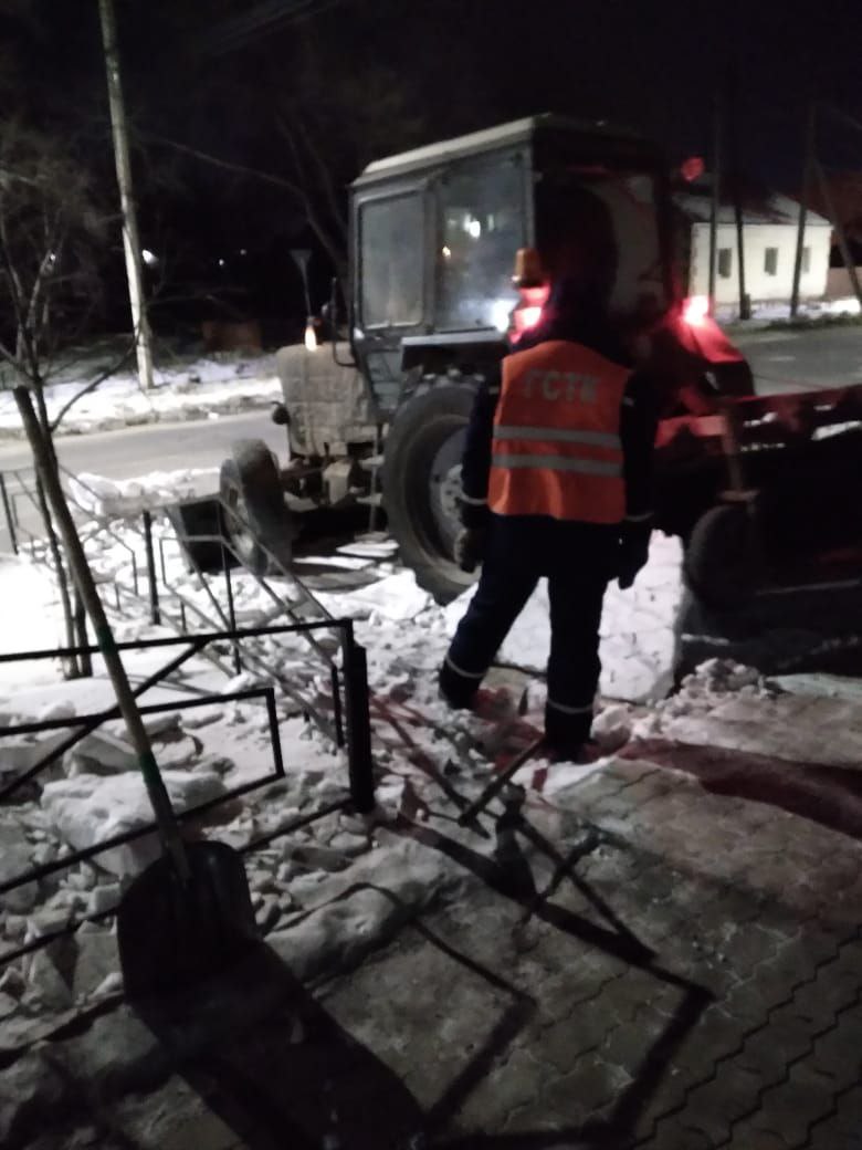 Тротуары по двум улицам очистили ночью рабочие ГСТК