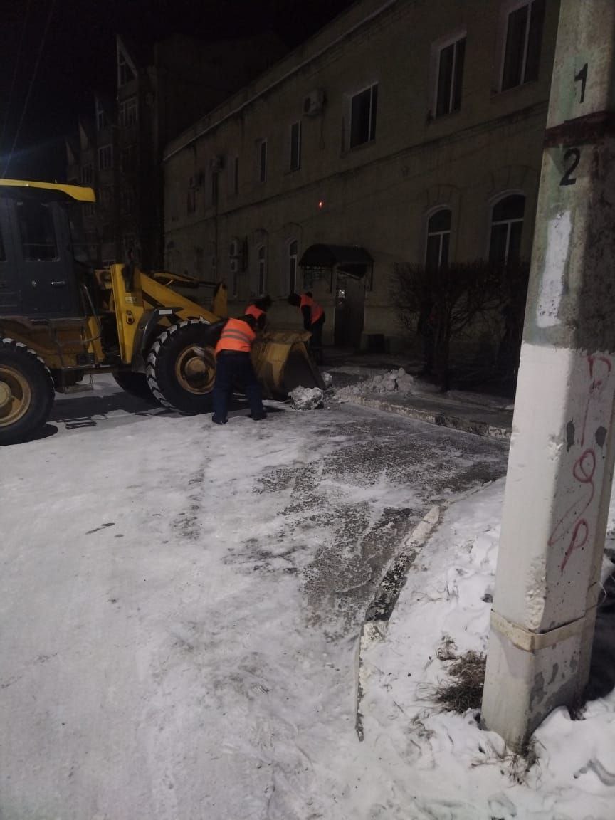 Рабочие ГСТК ночью чистили заездные карманы