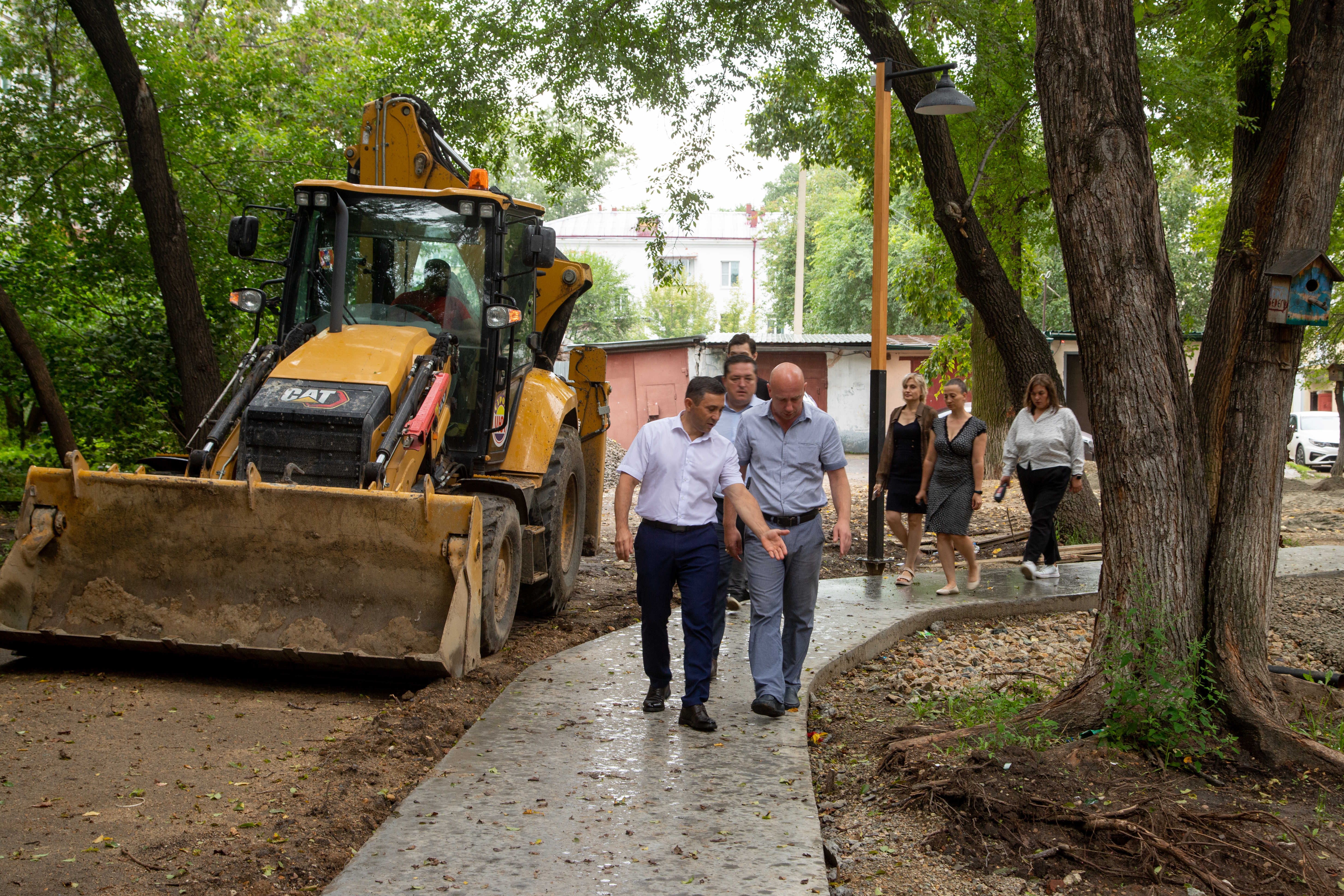 В сквере водников в Благовещенске при обустройстве тротуара деревья «обняли» плиткой