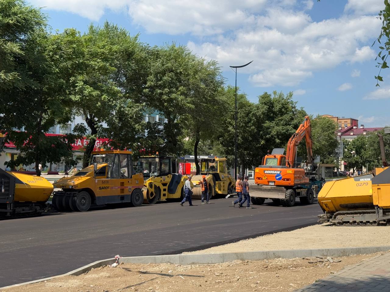 В Благовещенске приступили к укладке асфальта на улице 50 лет Октября