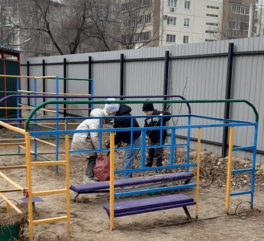 Самые юные жители Благовещенска вышли на субботник 