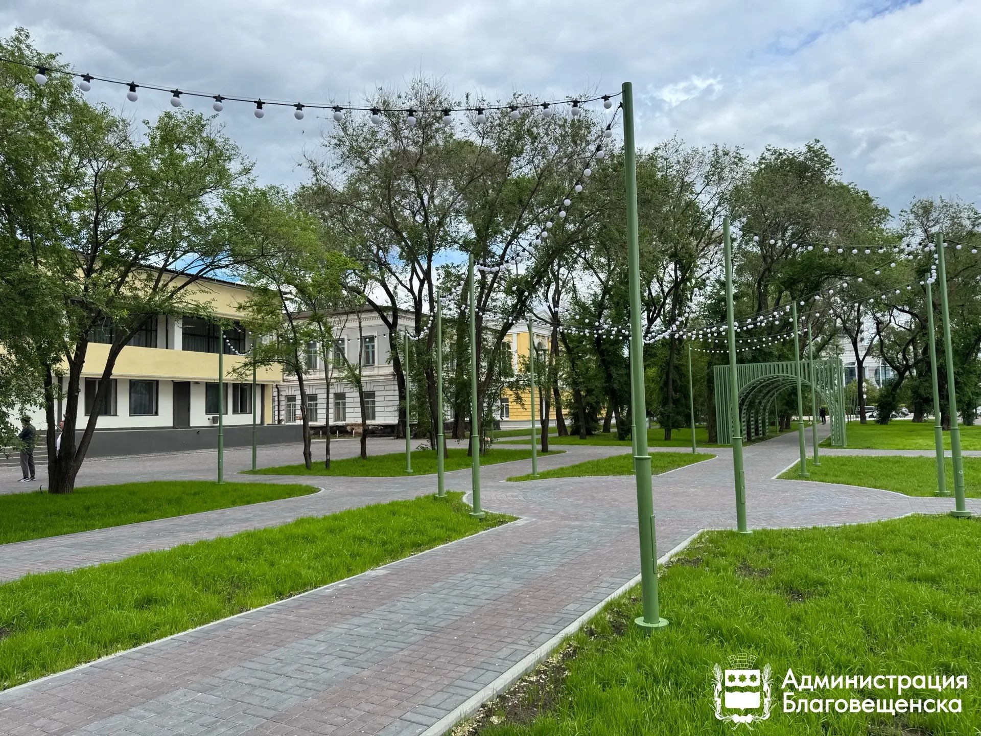 «Благовещенск продолжает активно прирастать современными общественными пространствами»: в двух районах города обустроили спортплощадку и сквер 