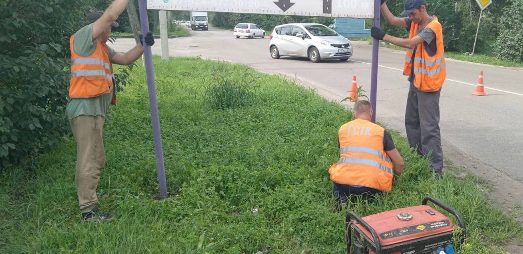 Каждый день коммунальщики борются с несанкционированной рекламой в Благовещенске