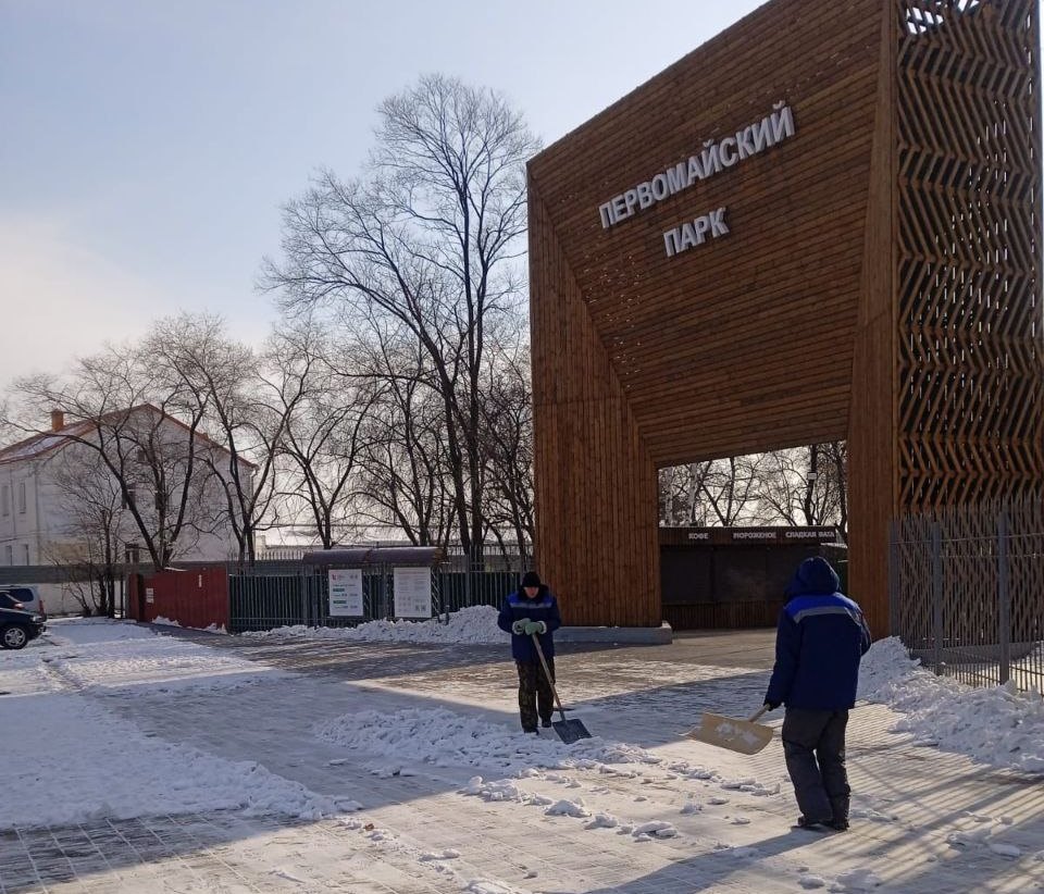 В Благовещенске дворники борются с последствиями снегопада 