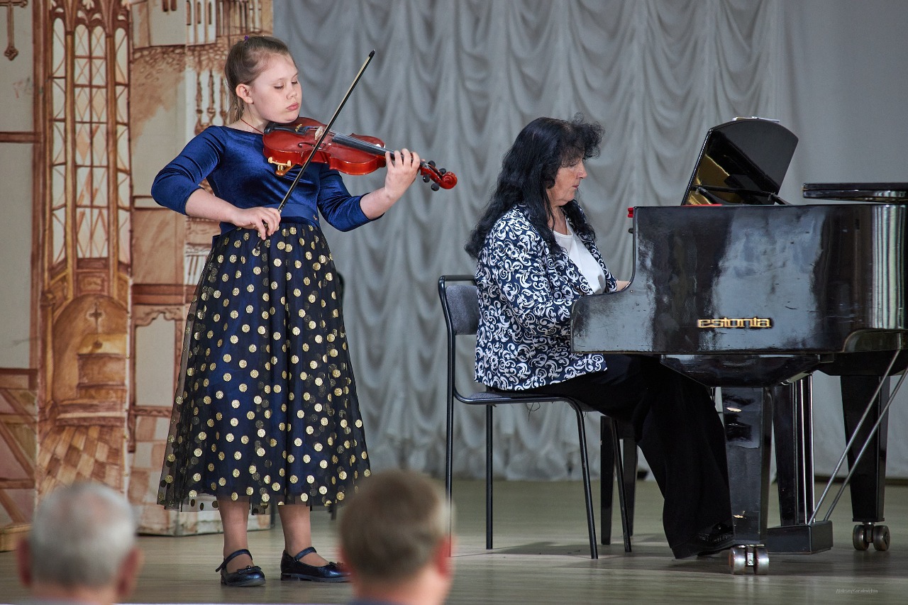Юным талантливым благовещенцам вручили губернаторские стипендии