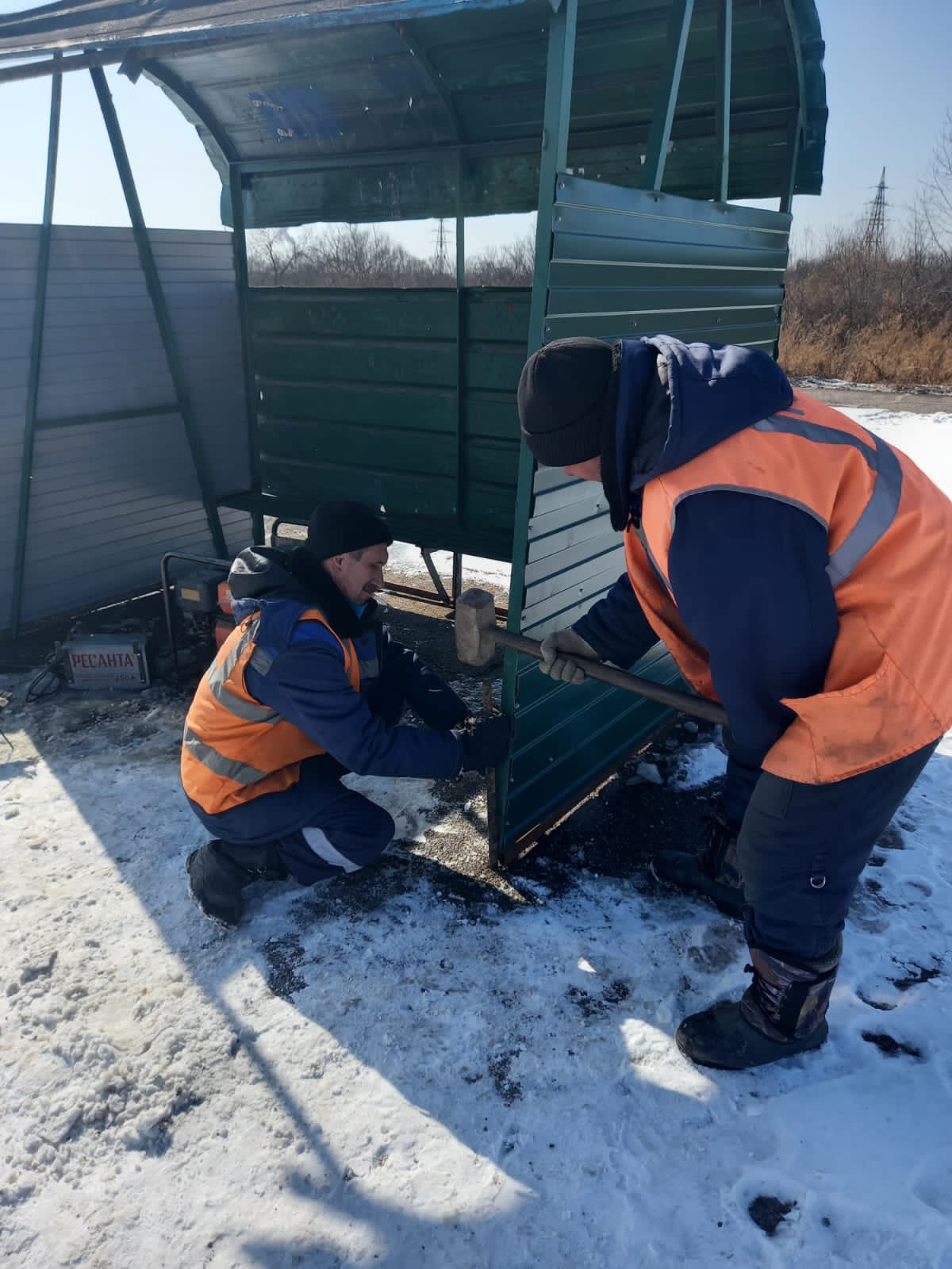  Работники ГСТК вернули на место остановочный павильон в Благовещенске